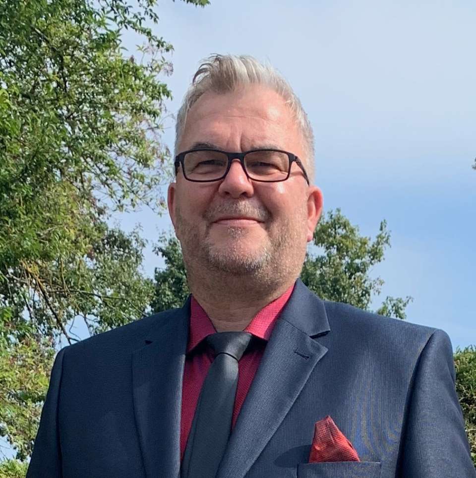 Mann am Flussufer mit Sonnenbrille